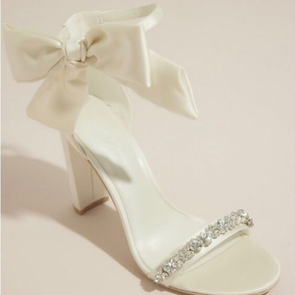 OLEG NWT! Ankle Bow Crystal Strap Heeled Sandals color Ivory. . Size  8 4” Heel